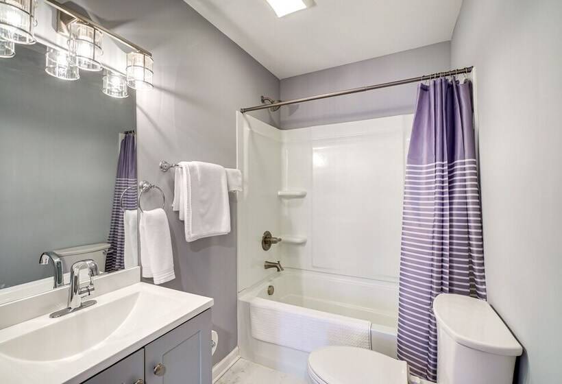 Louisville Retreat W/ Deck ~ 11 Mi To Downtown!