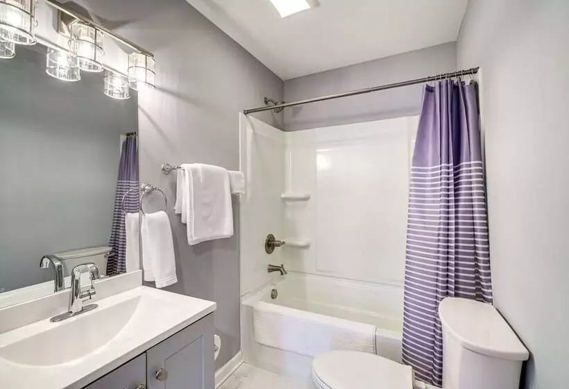 Louisville Retreat W/ Deck ~ 11 Mi To Downtown!