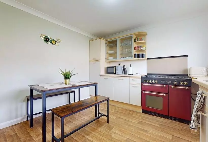 Residenssi Entire 3 Bed Home In Basildon Sleeps Up To 6