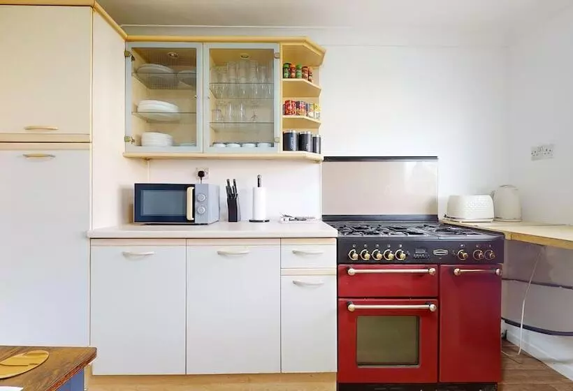 Residenssi Entire 3 Bed Home In Basildon Sleeps Up To 6