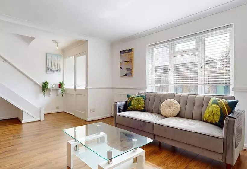 Residenssi Entire 3 Bed Home In Basildon Sleeps Up To 6