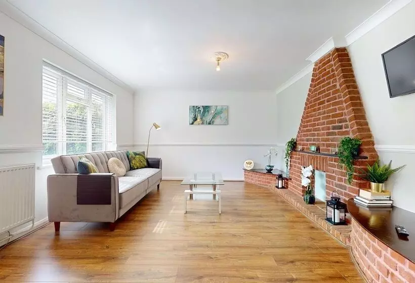 Residenssi Entire 3 Bed Home In Basildon Sleeps Up To 6