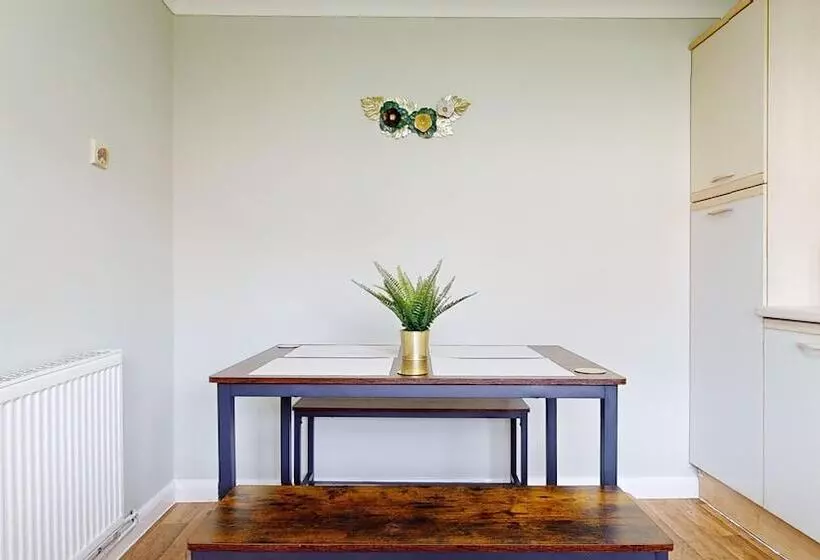 Residenssi Entire 3 Bed Home In Basildon Sleeps Up To 6