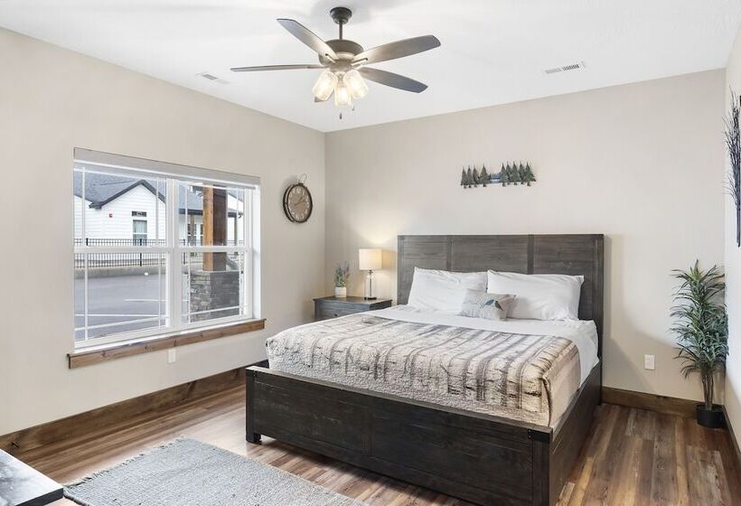 The Rock At Branson Cove 5 Bdr On Table Rock!