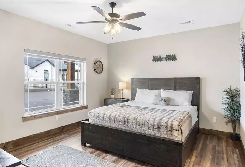 The Rock At Branson Cove 5 Bdr On Table Rock!