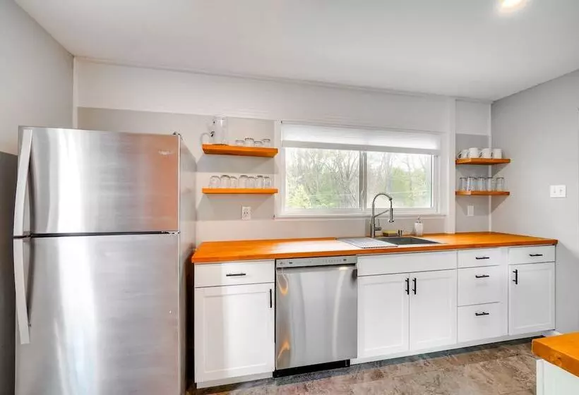 Updated Home: Central Oak Ridge Location