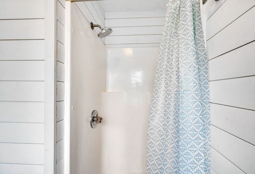 Updated Home: Central Oak Ridge Location