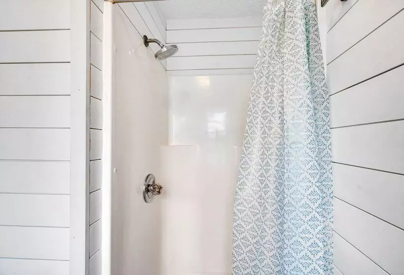 Updated Home: Central Oak Ridge Location