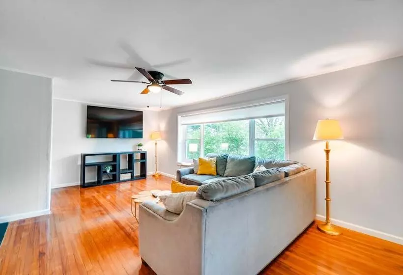 Updated Home: Central Oak Ridge Location