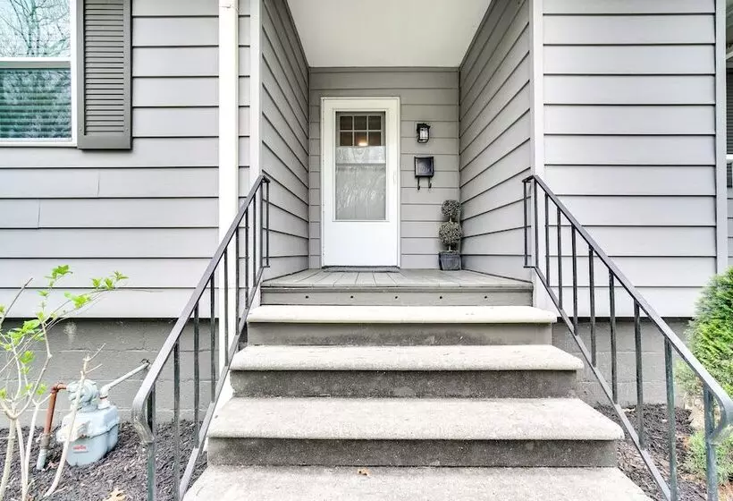 Updated Home: Central Oak Ridge Location