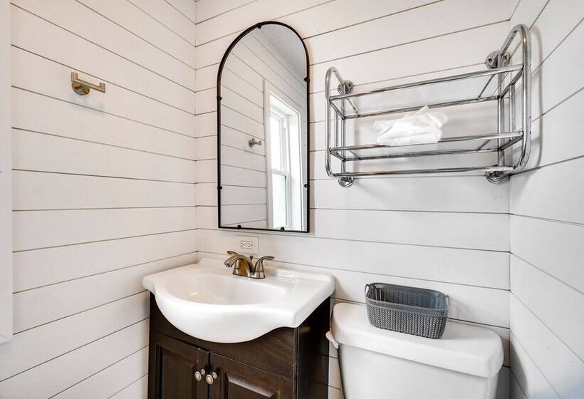 Updated Home: Central Oak Ridge Location