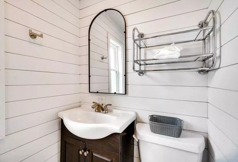 Updated Home: Central Oak Ridge Location