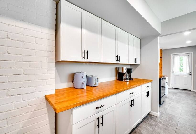 Updated Home: Central Oak Ridge Location