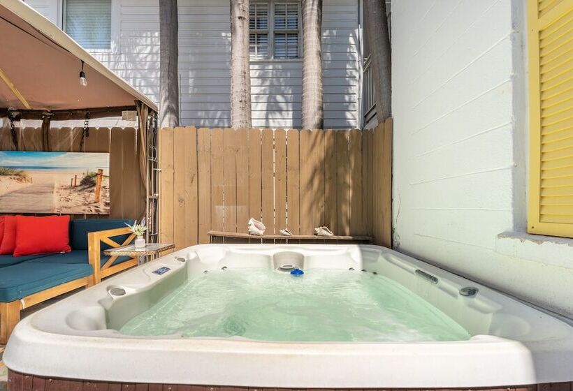 Casita De Catherine By Avantstay 1 Block To Duval St W/ Hot Tub!