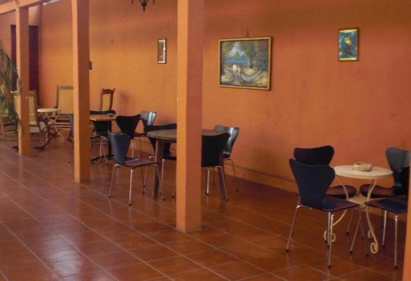 تختخواب و صبحانه Valerie