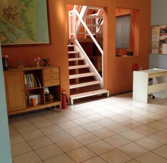 تختخواب و صبحانه Valerie