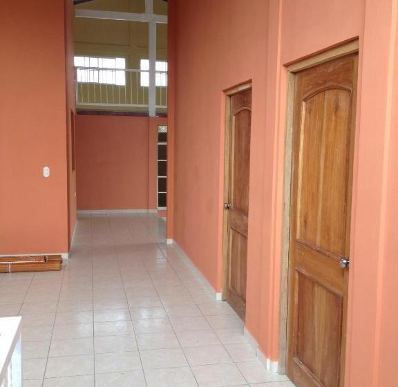 تختخواب و صبحانه Valerie