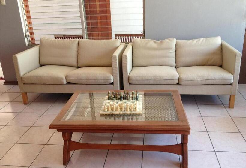 تختخواب و صبحانه Valerie