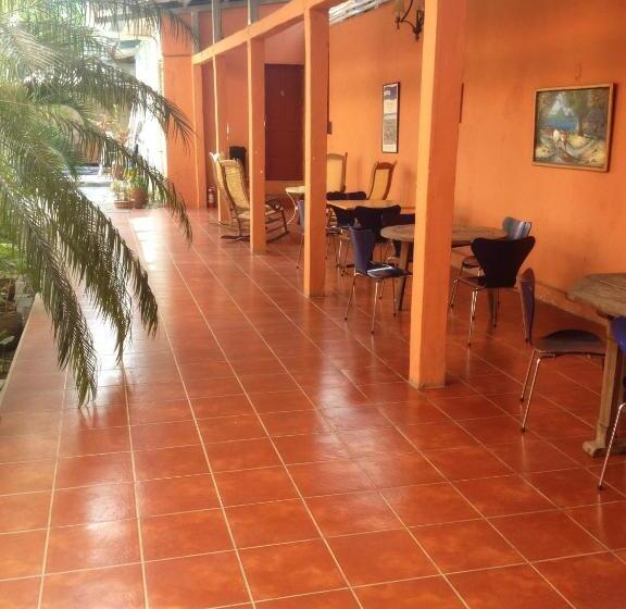 تختخواب و صبحانه Valerie