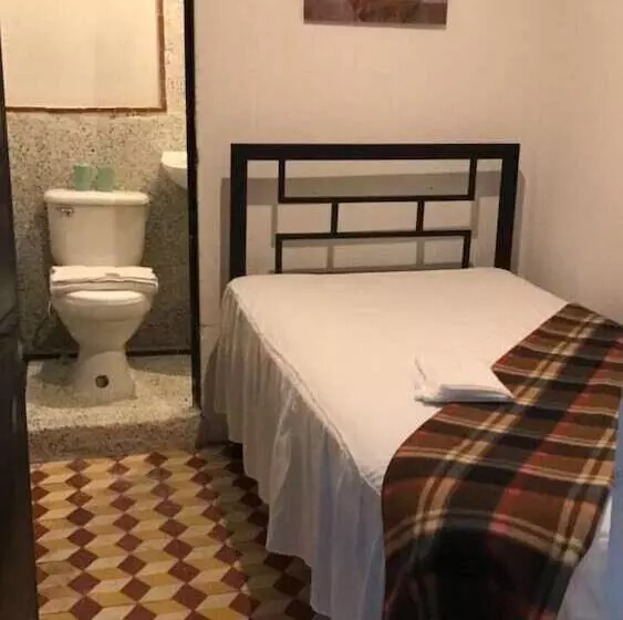 هتل Hostel La Quinta