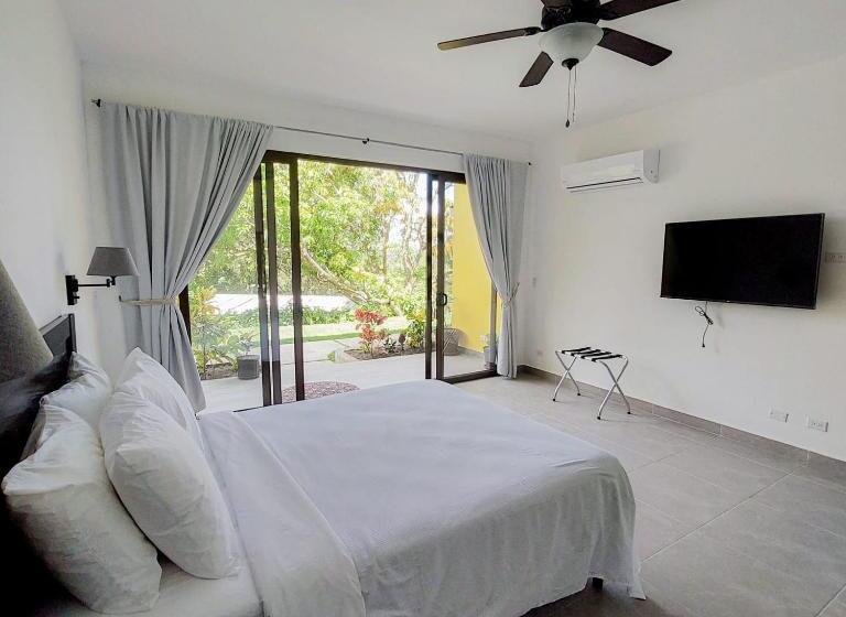 ホテル The Golden Frog Inn