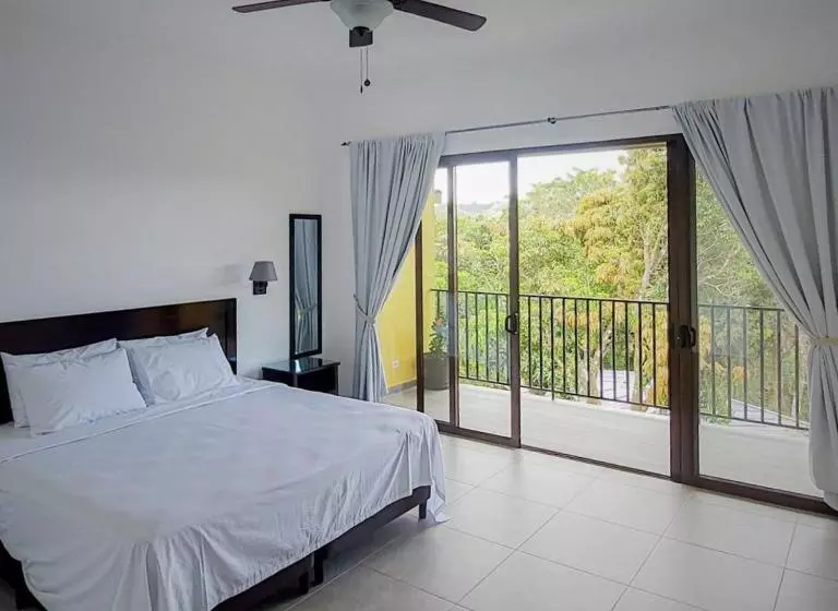 هتل The Golden Frog Inn