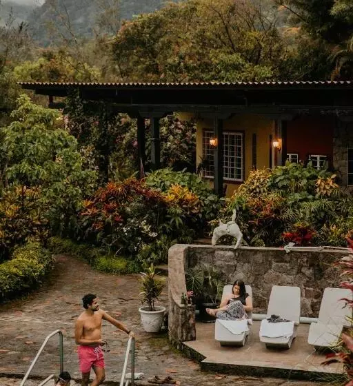 هتل The Golden Frog Inn