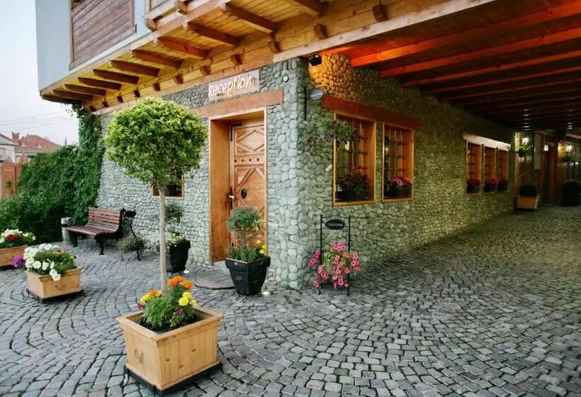 هتل çarshia E Jupave