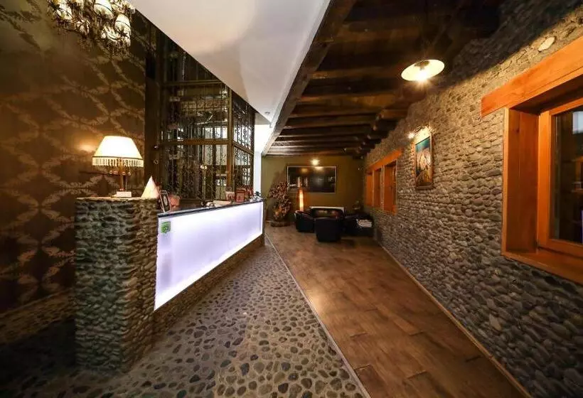 هتل çarshia E Jupave