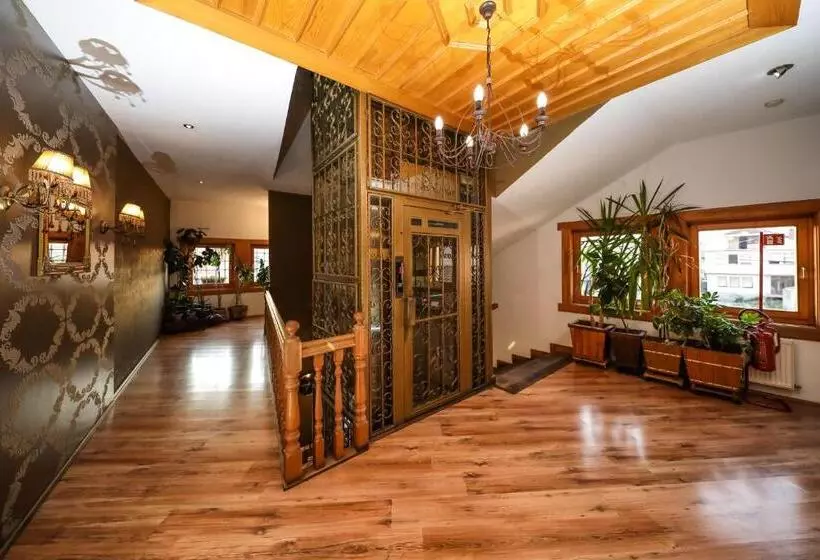 هتل çarshia E Jupave