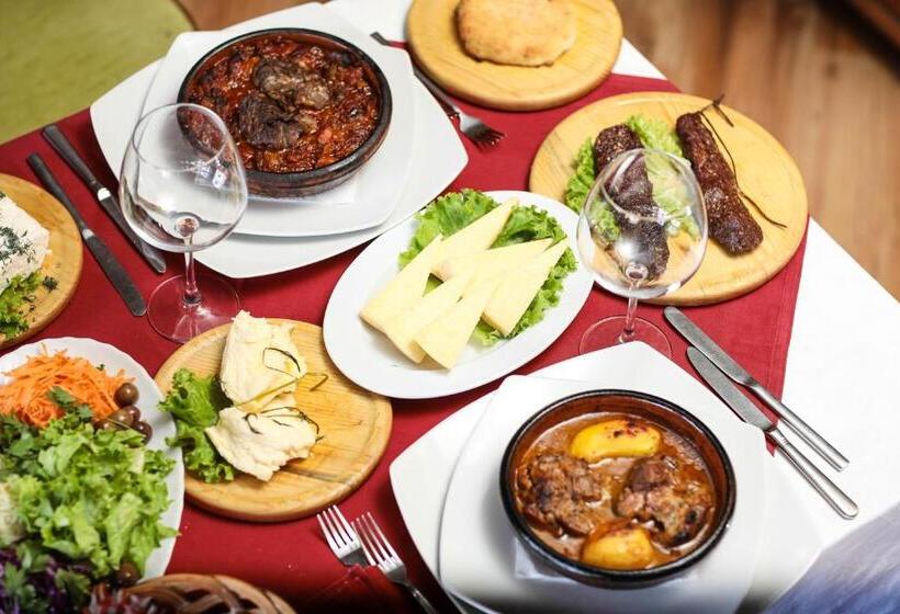 هتل çarshia E Jupave