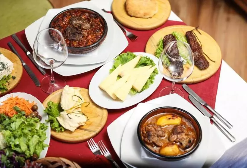 هتل çarshia E Jupave