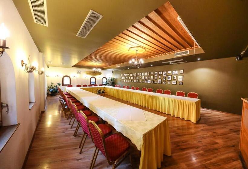 هتل çarshia E Jupave