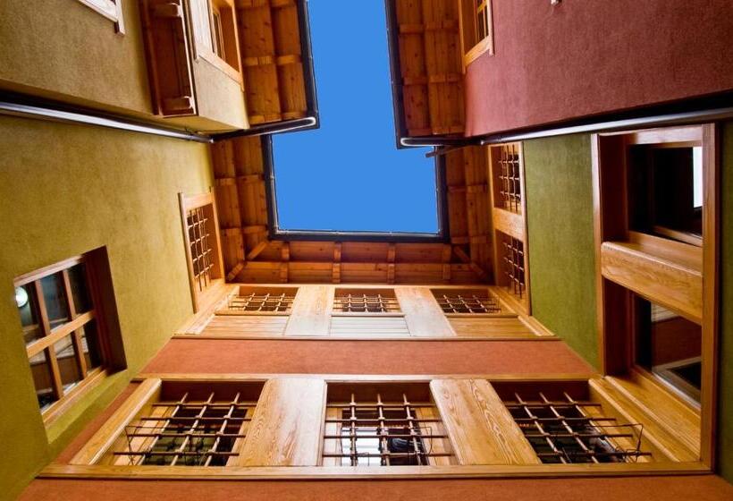 هتل çarshia E Jupave