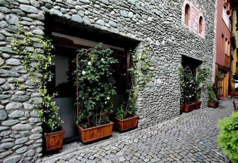 هتل çarshia E Jupave