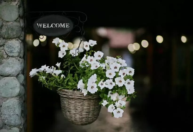 هتل çarshia E Jupave