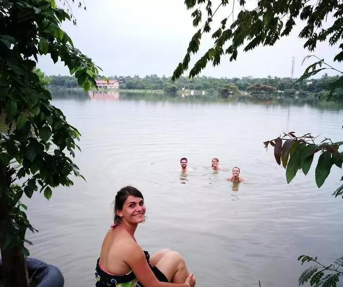 هتل Lake Wave