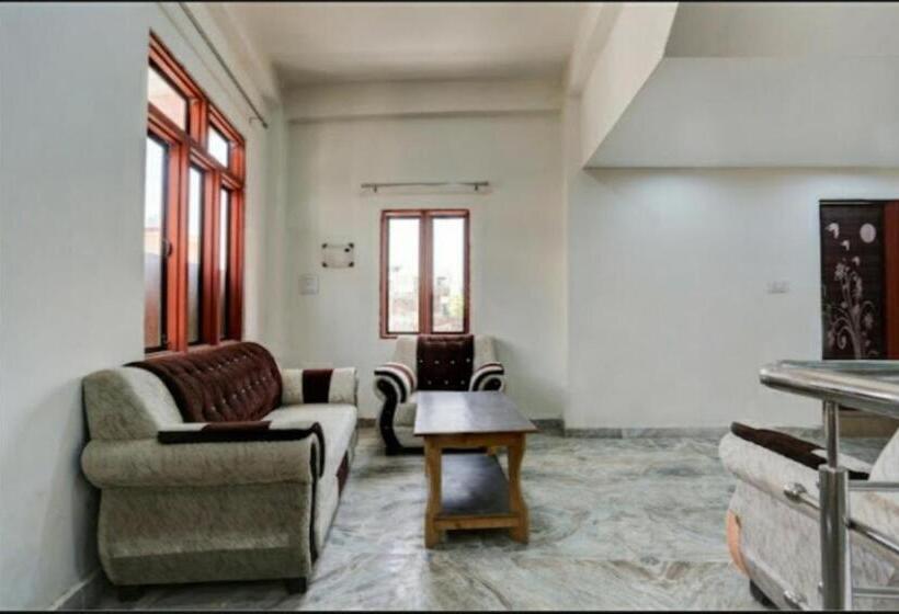 Goroomgo Hotel M J Agra Near Taj Mahal 950m