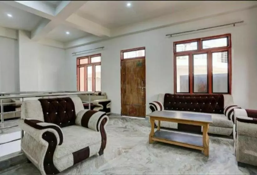 Goroomgo Hotel M J Agra Near Taj Mahal 950m
