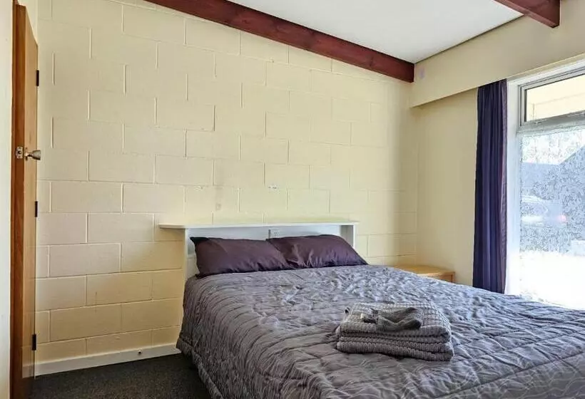 45 On Avenal Motel