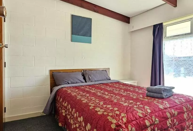 45 On Avenal Motel