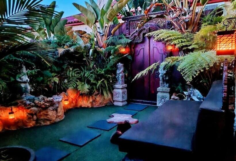 ベッドアンドブレックファースト Villa Paraiso   Naturism Optional Adults Only