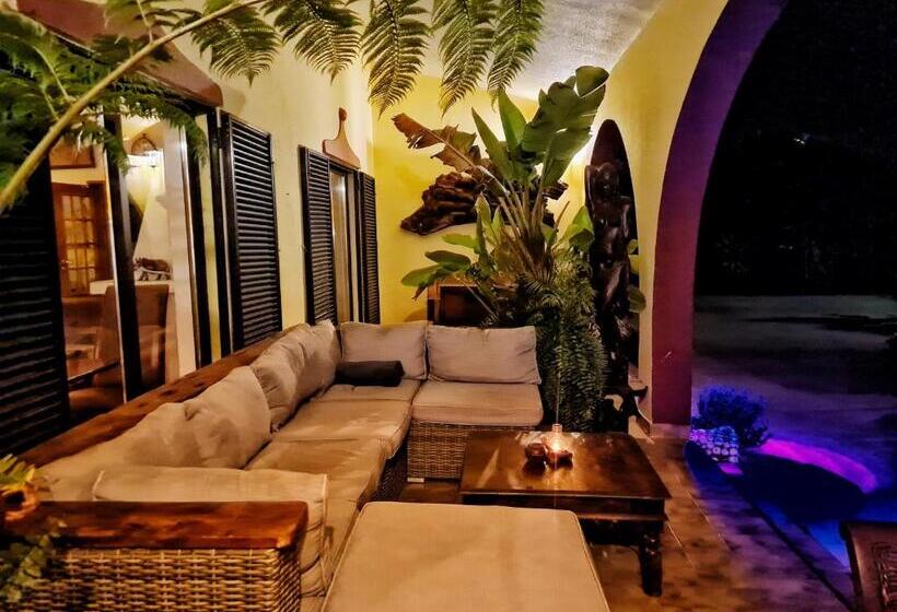 ベッドアンドブレックファースト Villa Paraiso   Naturism Optional Adults Only