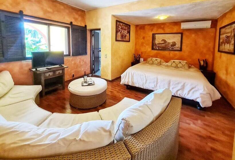 ベッドアンドブレックファースト Villa Paraiso   Naturism Optional Adults Only