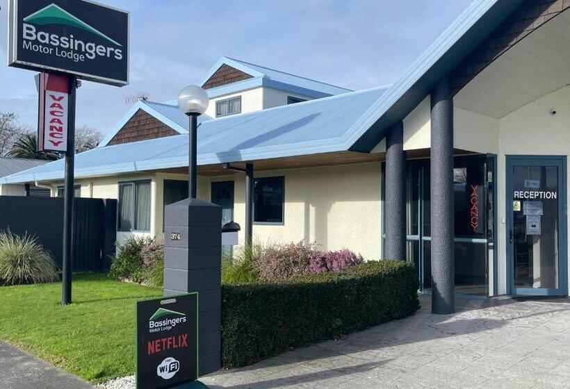 모텔 Bassingers Motor Lodge
