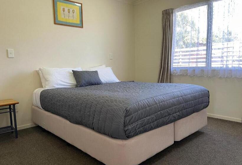 모텔 Bassingers Motor Lodge