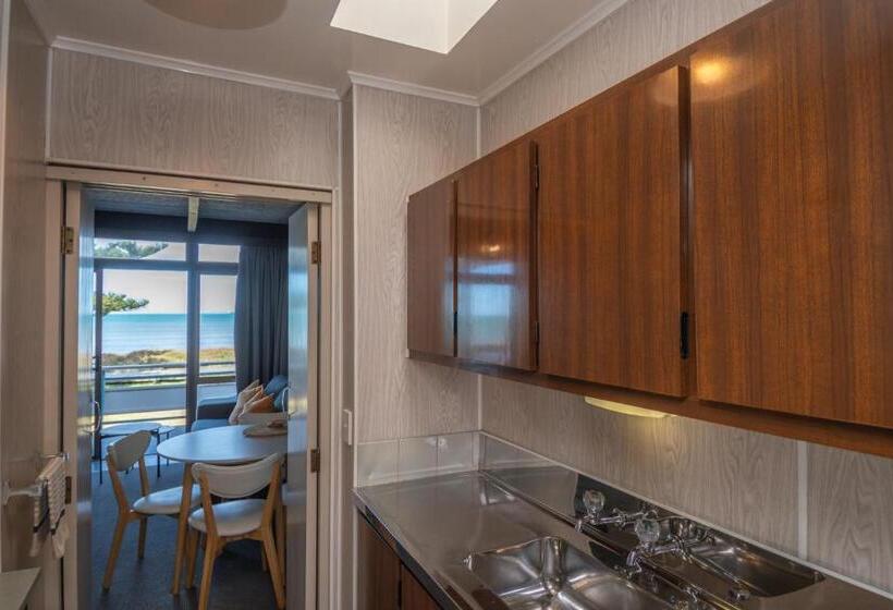 Whispering Sands Beachfront Motel