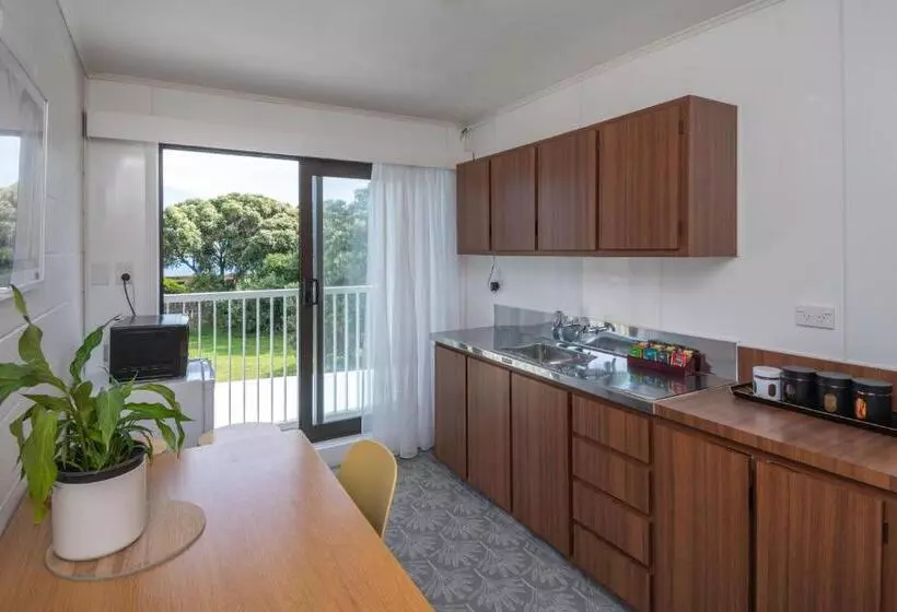 Whispering Sands Beachfront Motel
