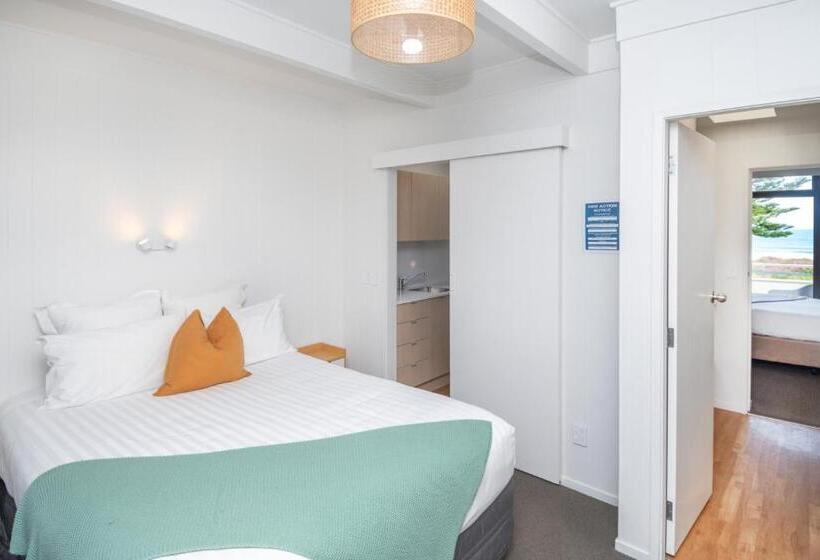 Whispering Sands Beachfront Motel