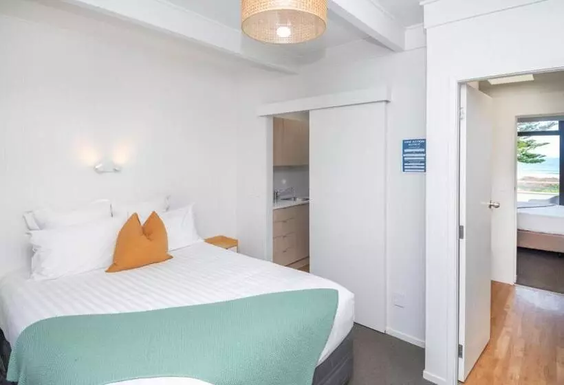 Whispering Sands Beachfront Motel
